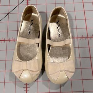 Nina Slip-on Patent Leather Shoes with Satin Bow Girls Size 8.5 Ivory